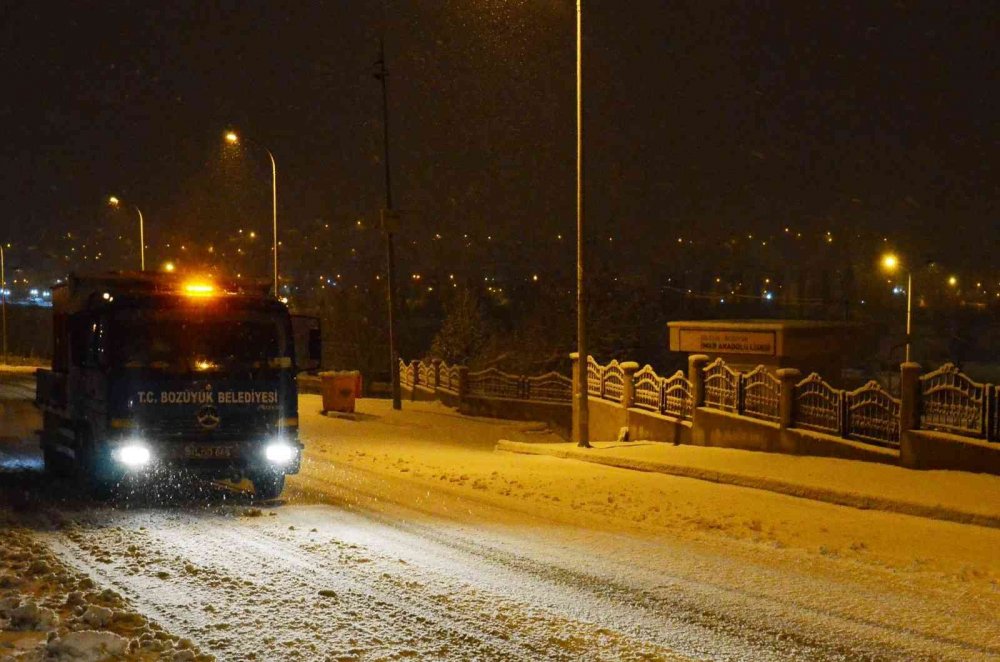 Bozüyük’te kar temizleme çalışmaları devam ediyor