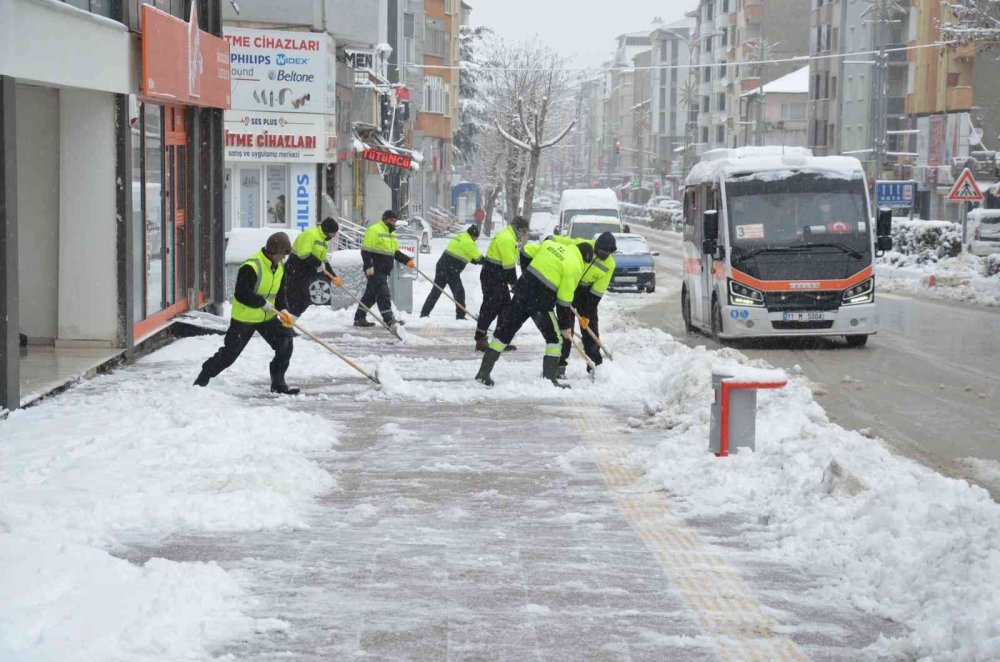 Bozüyük’te kar temizleme çalışmaları devam ediyor