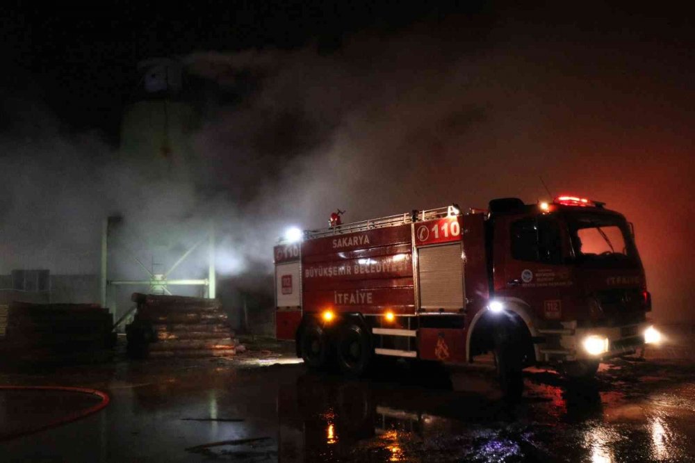 Kereste fabrikası alev alev yandı