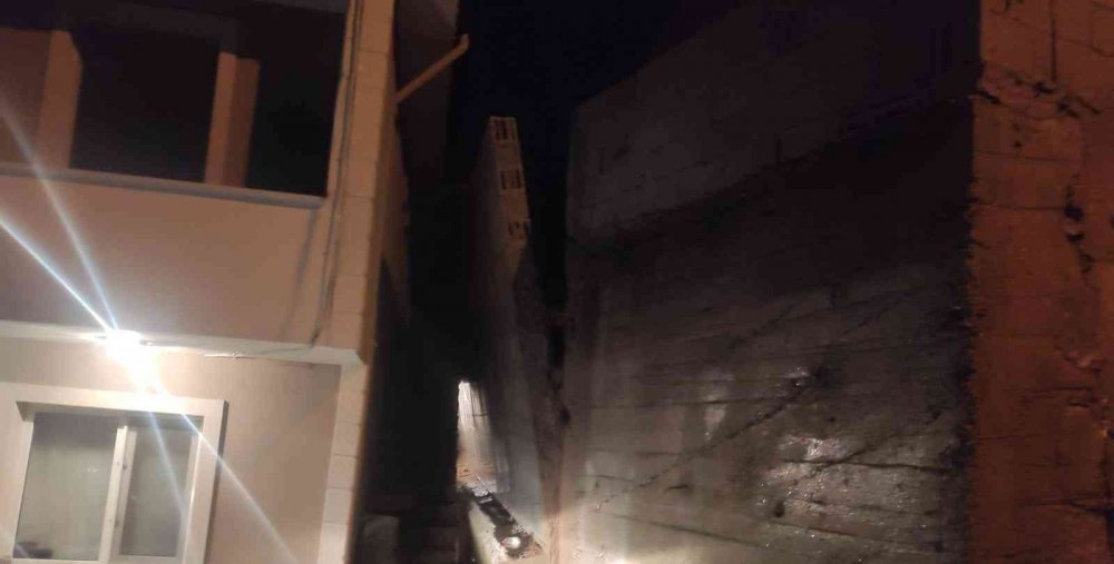 İstinat duvarı yağmura dayanamadı