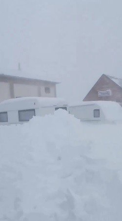 Kar fırtınası karavanları böyle yuttu