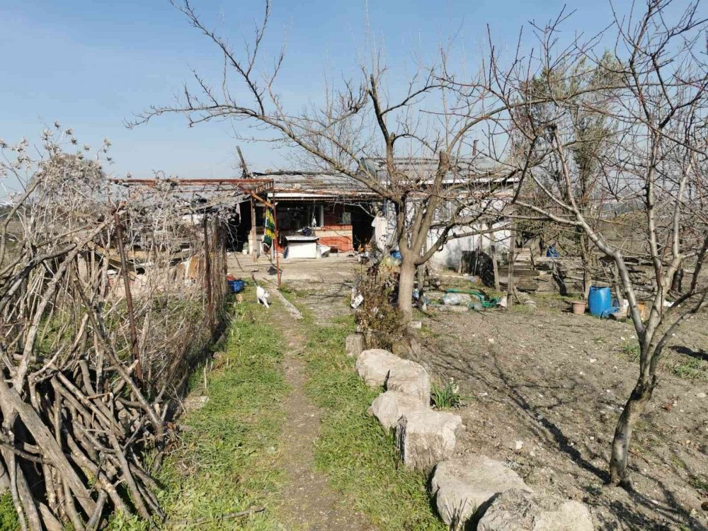 Hırsızlar evin kapılarını söküp götürdü