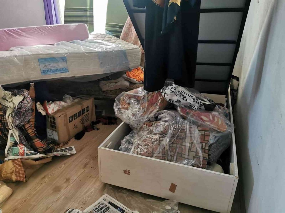 Hırsızlar evin kapılarını söküp götürdü