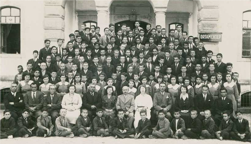 1934-yili-bilecik-orta-mektep-mezunlari-ve-hocalari.png
