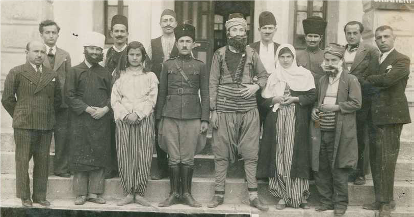 29-ekim-1933-orta-mektep-talebelerinin-cumhuriyet-bayrami-ile-ilgili-tiyatro-musameresi-001.png