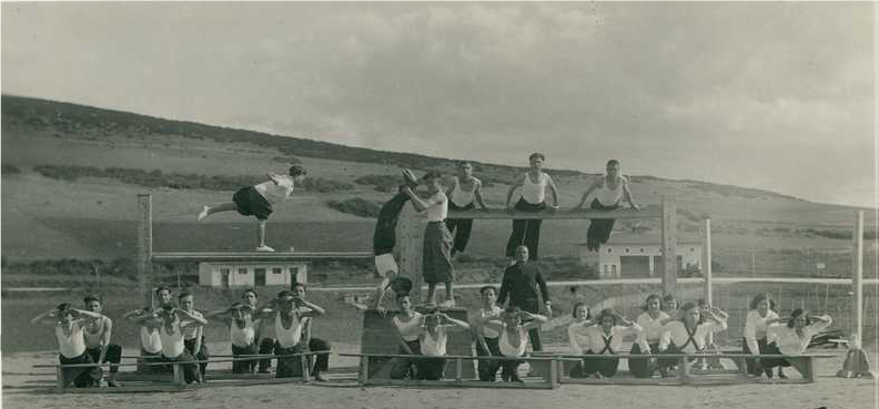 bugunku-belediye-binasi-bahcesinde-1933-yilinda-bir-jimnastik-dersi.png