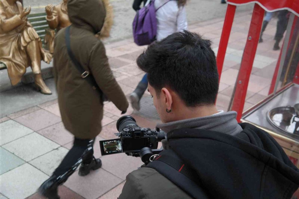 Hemşirelik öğrencisi çektiği videolarla para kazanmaya başladı