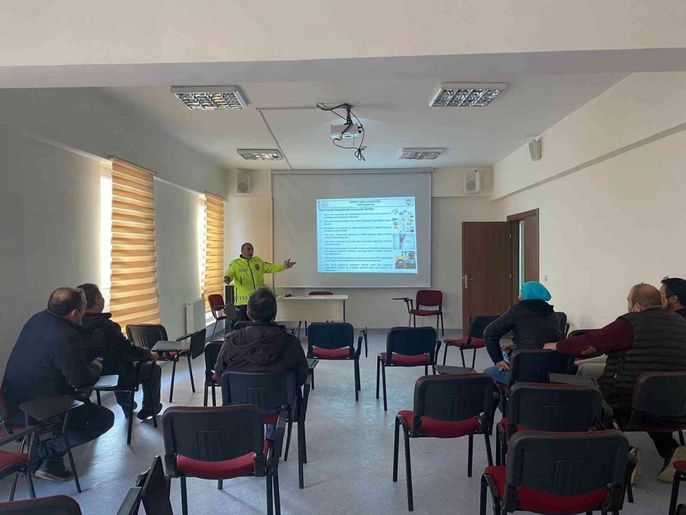 Trafik ekiplerinden okul servis şoförlerine seminer