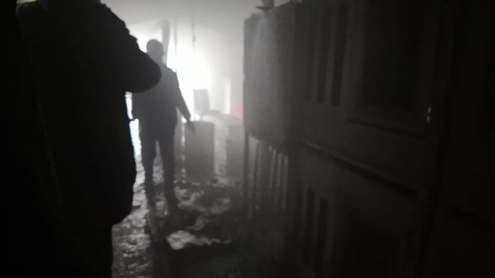 Yangına taşlarla müdahale ettiler, 30 tavuk telef oldu