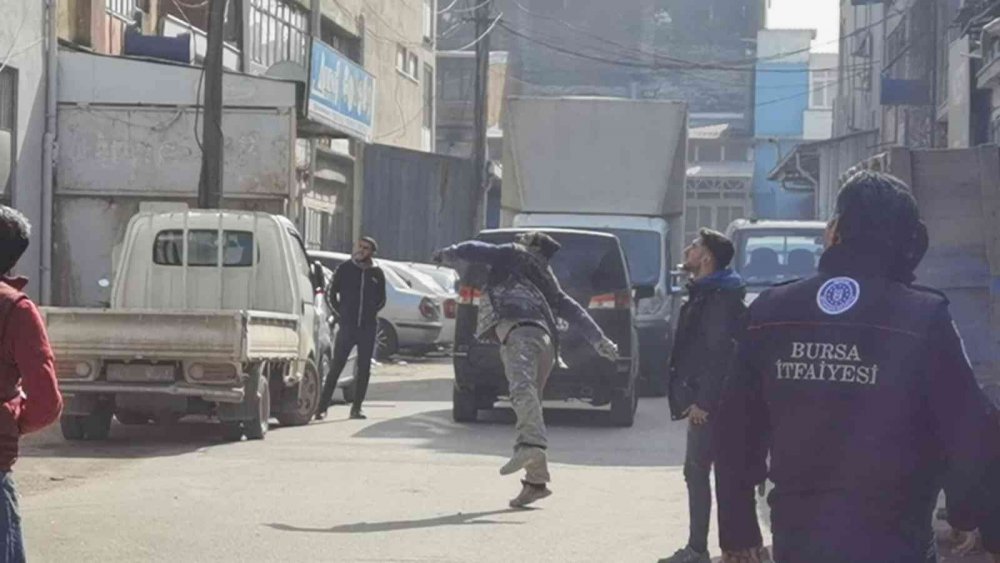 Yangına taşlarla müdahale ettiler, 30 tavuk telef oldu