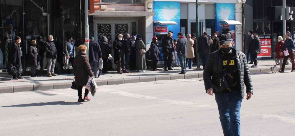 SGK doldu taştı, kaldırımda yürümeye yer kalmadı