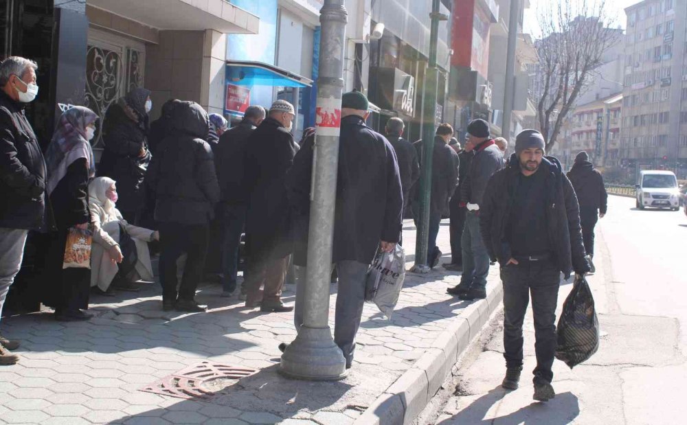 SGK doldu taştı, kaldırımda yürümeye yer kalmadı