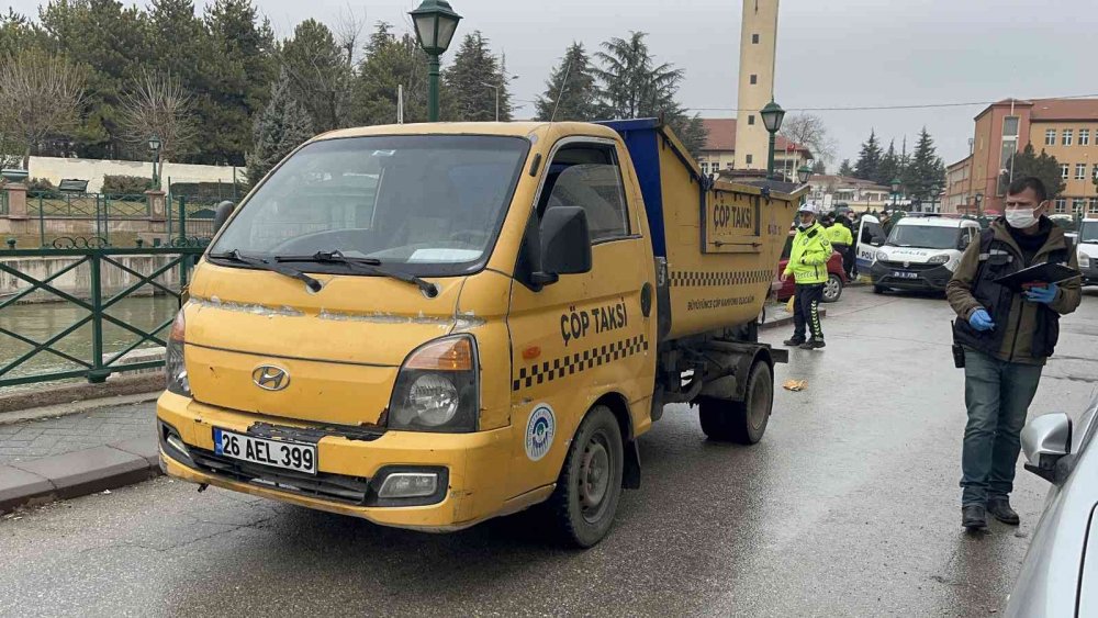Çöp topladığı kamyonun altında kalan işçi yaralandı