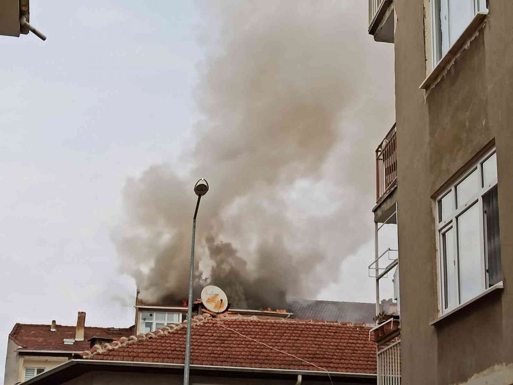 Apartmanın çatı katı alevlere teslim oldu