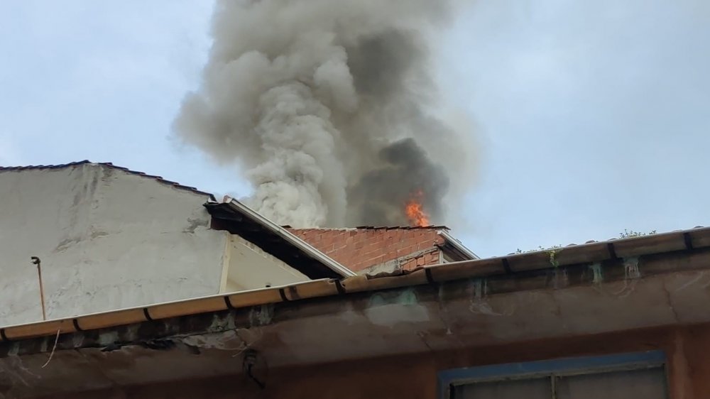 Apartmanın çatı katı alevlere teslim oldu