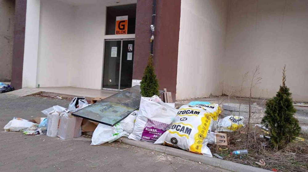 Bilecik’te 558 dairelik site içi çöplüğe döndü