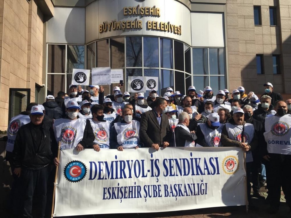 ESTRAM işçileri belediyeyi protesto etti