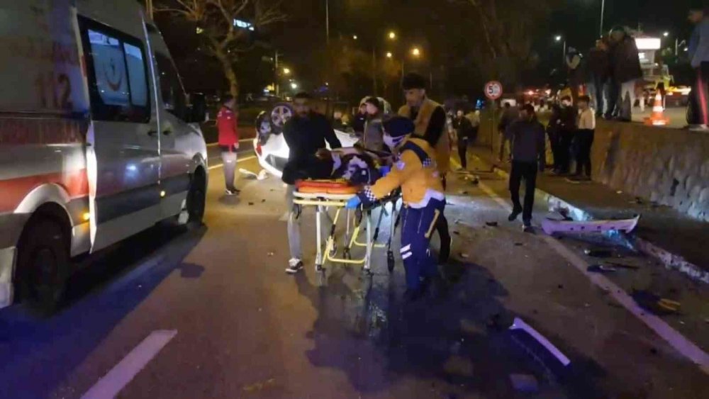 Uygulamadan kaçan otomobil ile servis aracı ile çarpıştı: 3 yaralı