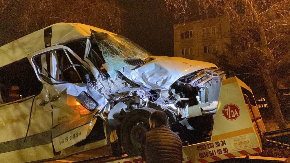 Uygulamadan kaçan otomobil ile servis aracı ile çarpıştı: 3 yaralı