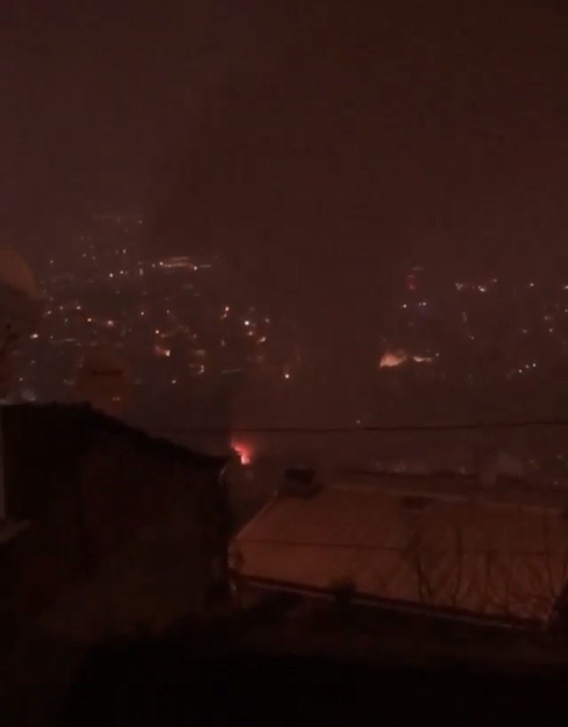 Ahşap bina alev alev yandı