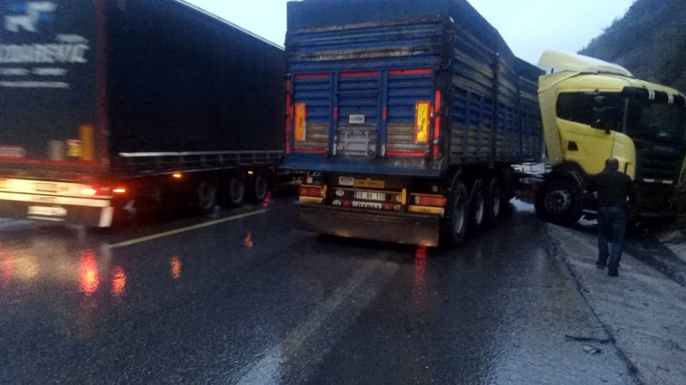 D-650 karayolunda yağış kazaları beraberinde getirdi