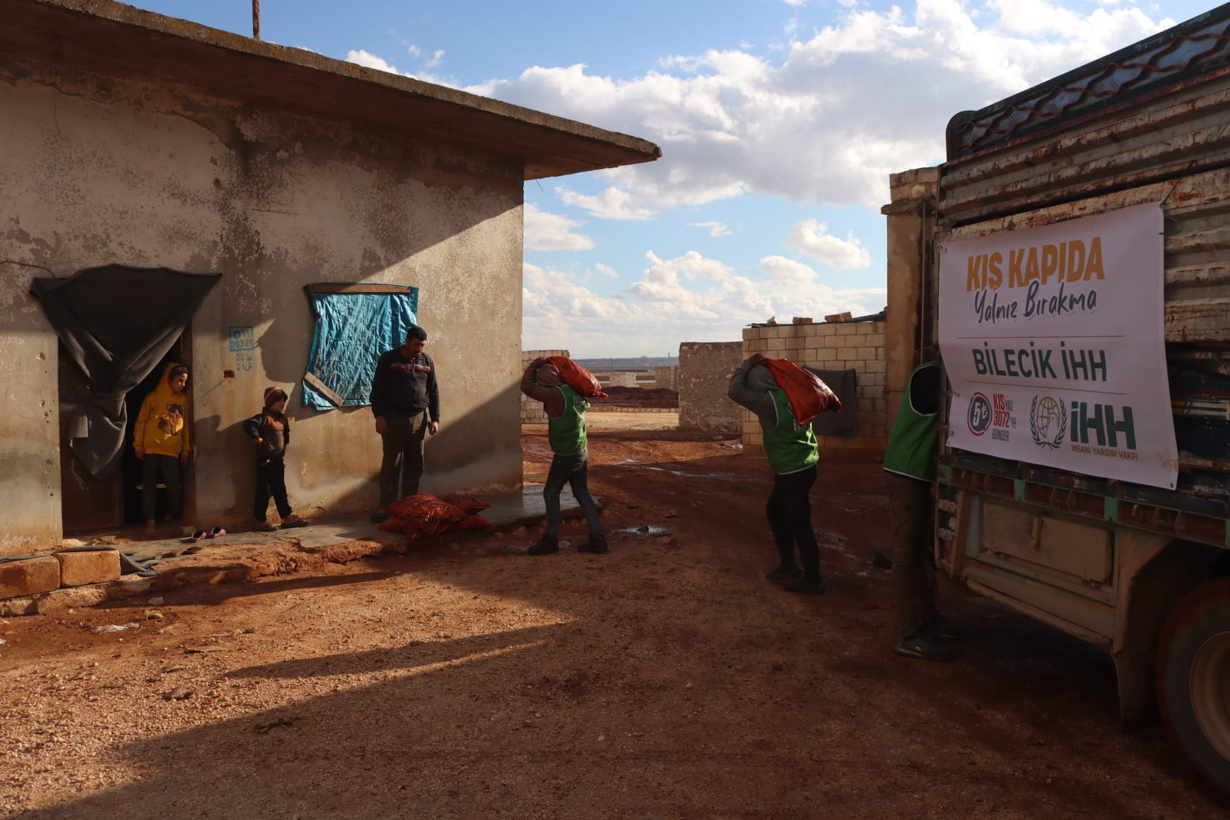 ihh-dan-multeci-kamplarina-yardim-3.jpg