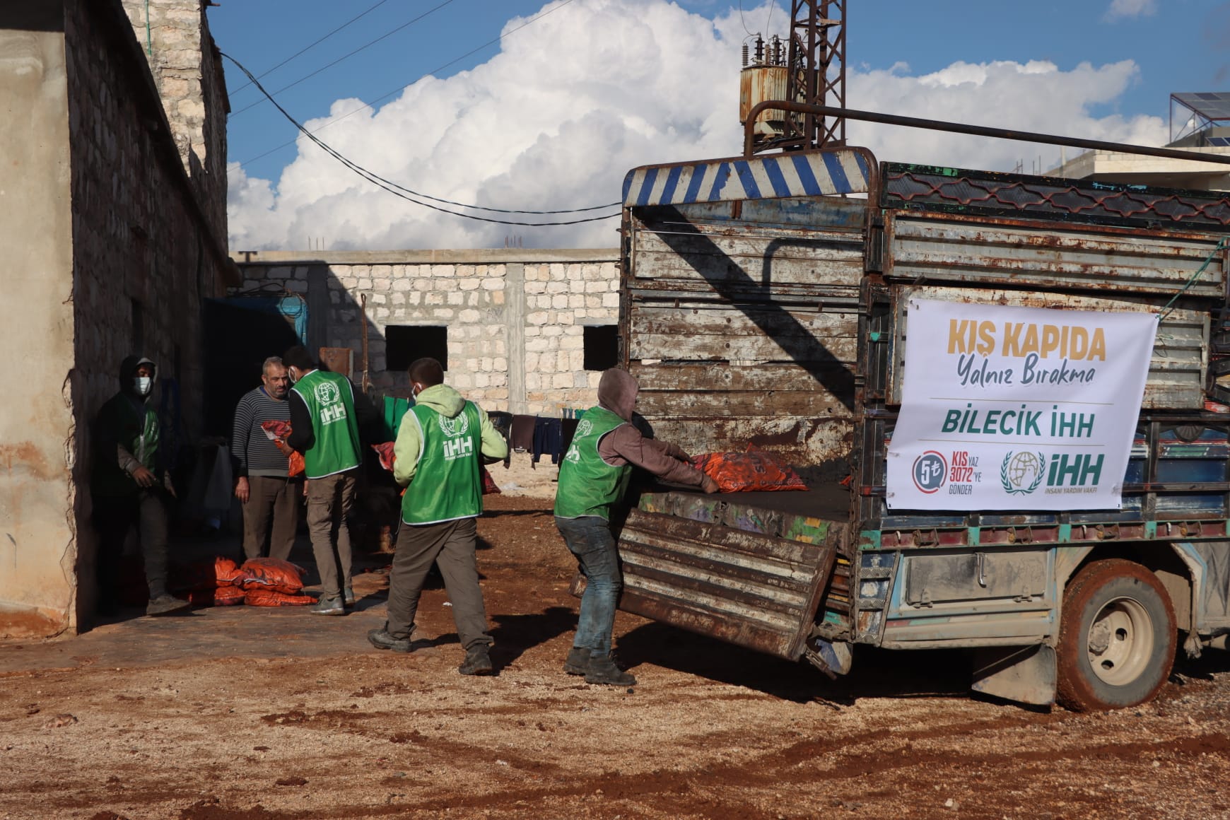 ihh-dan-multeci-kamplarina-yardim-4.jpg
