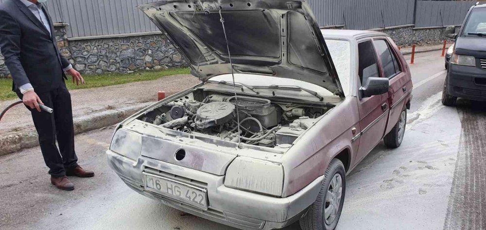 Otomobil yangını büyümeden söndürüldü