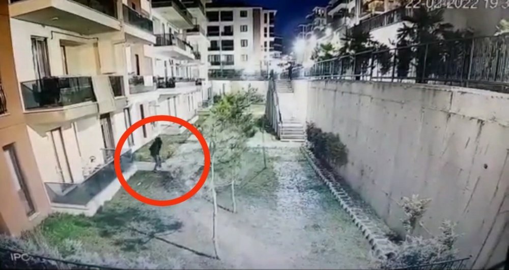 Palalı örümcek adam 5.kattan aşağıya böyle indi...