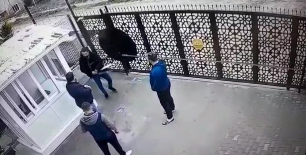 Palalı örümcek adam 5.kattan aşağıya böyle indi...