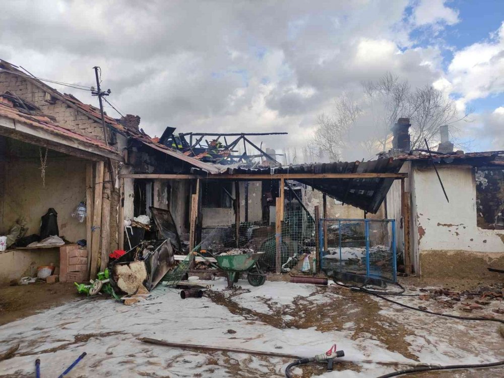 Sobadan sıçrayan köz yangın çıkarttı