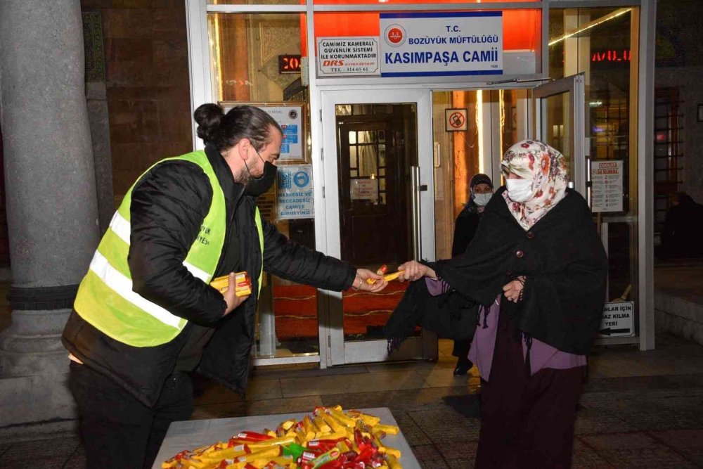 Bozüyük Belediyesi’nden kandil şekeri ikramı