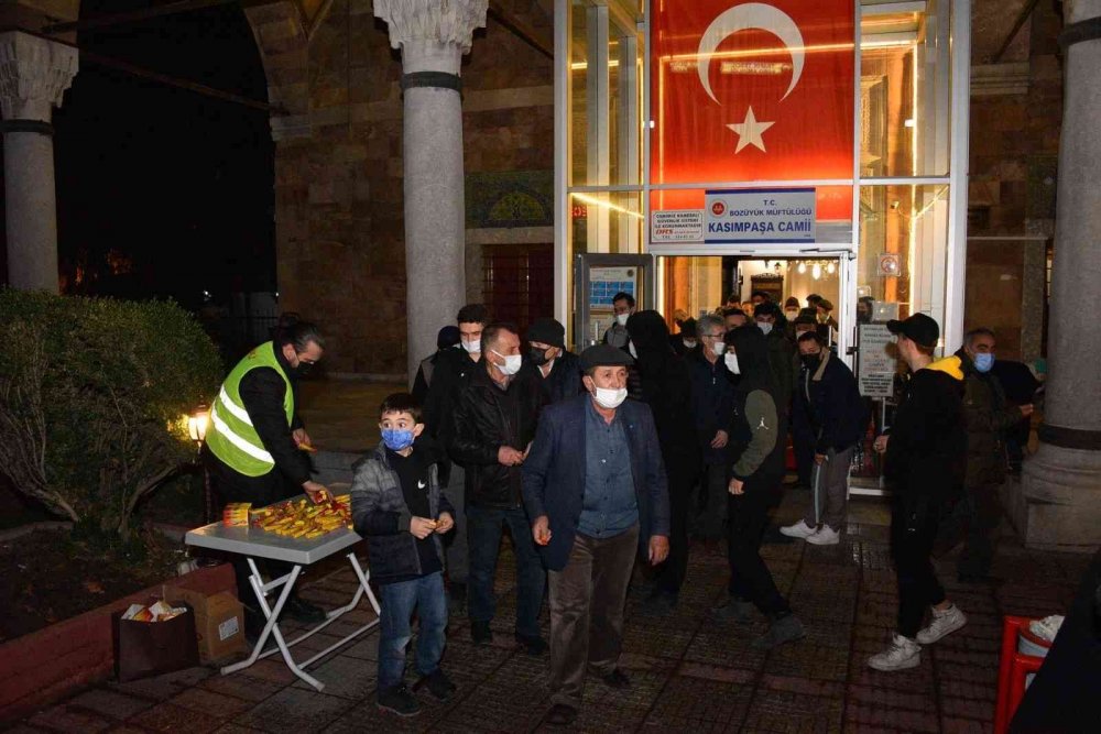 Bozüyük Belediyesi’nden kandil şekeri ikramı