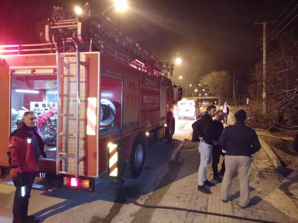 Osmaneli’de 2 katlı evde yangın