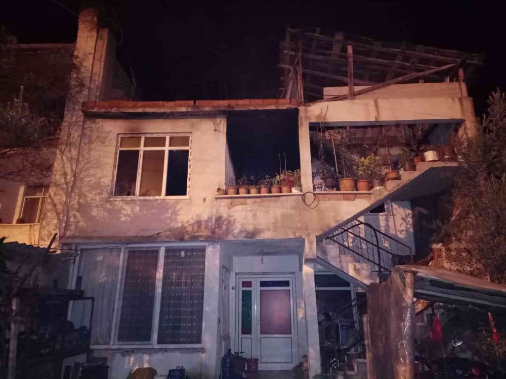 Osmaneli’de 2 katlı evde yangın