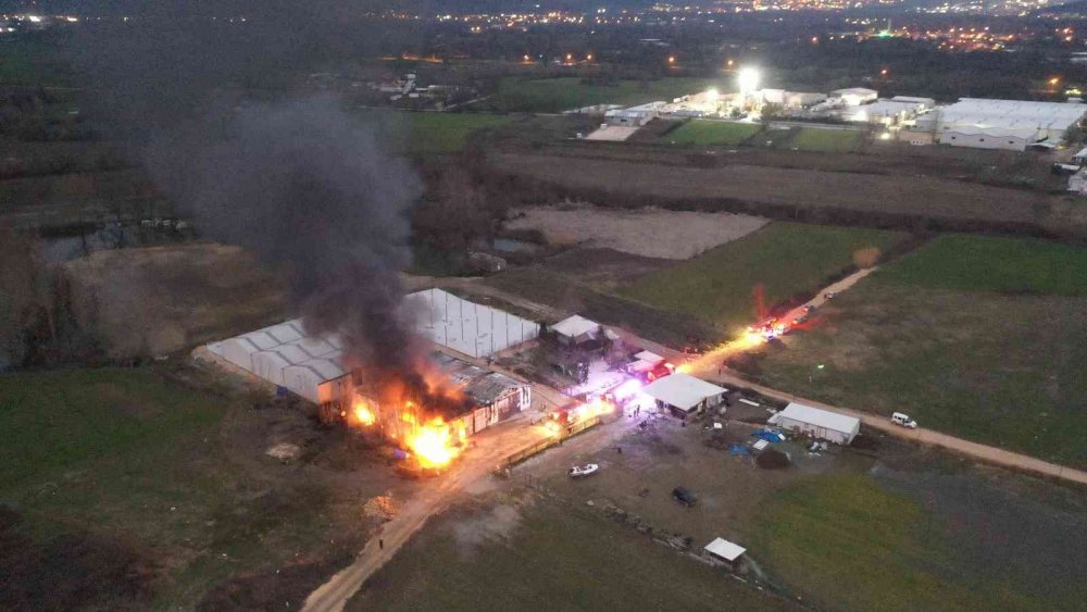 Atık yağ fabrikası alevlere teslim oldu