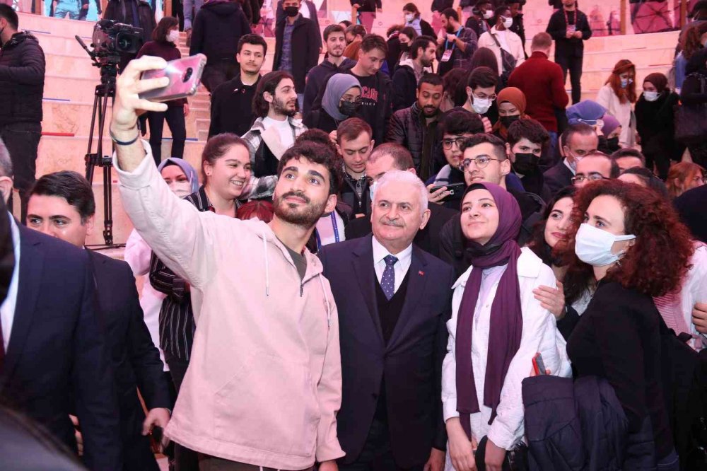 Binali Yıldırım öğrencilerle buluştu