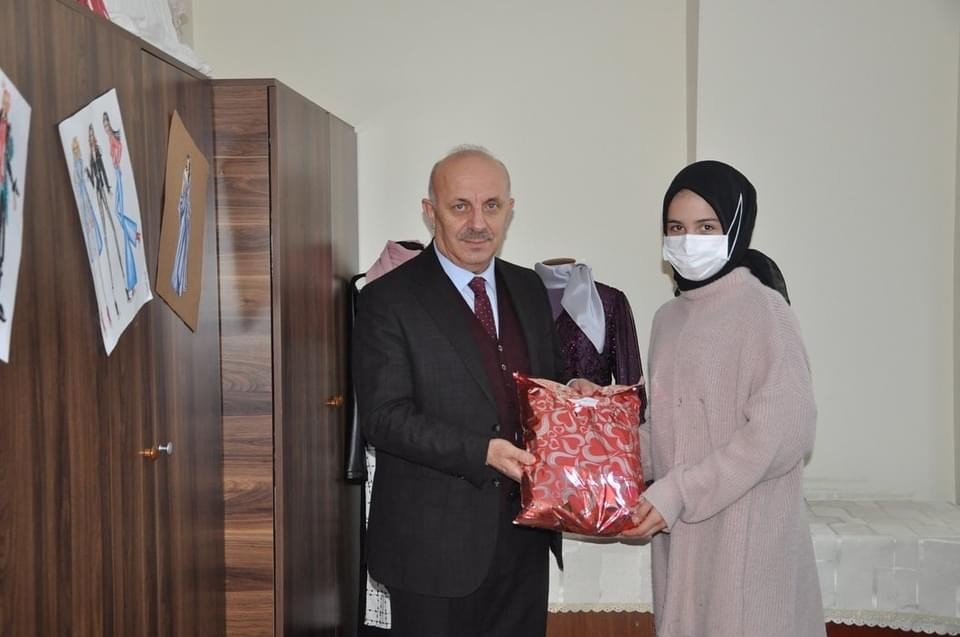 Hafızlık kursu öğrencileri için hediye kıyafet diktiler