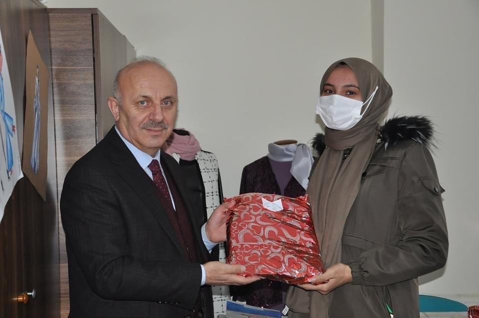 Hafızlık kursu öğrencileri için hediye kıyafet diktiler