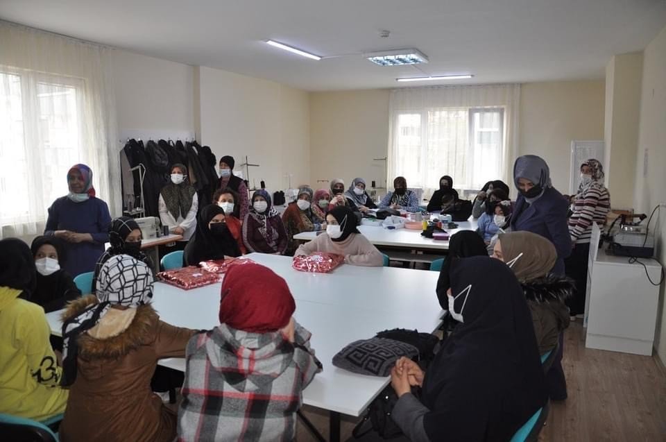 Hafızlık kursu öğrencileri için hediye kıyafet diktiler