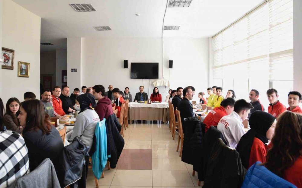 Vali Kızılkaya başarılı sporcularla kahvaltıda bir araya geldi