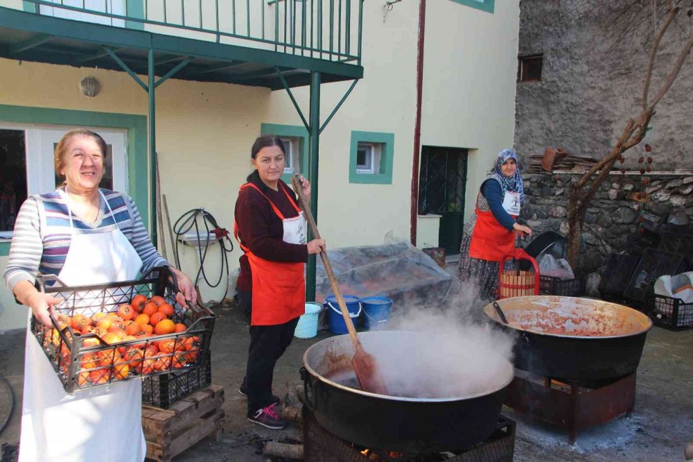 90 yıldır aynı yöntemle hurma pekmezi yapıyorlar