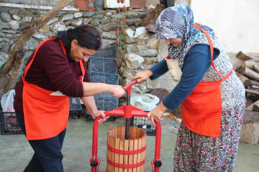 90 yıldır aynı yöntemle hurma pekmezi yapıyorlar