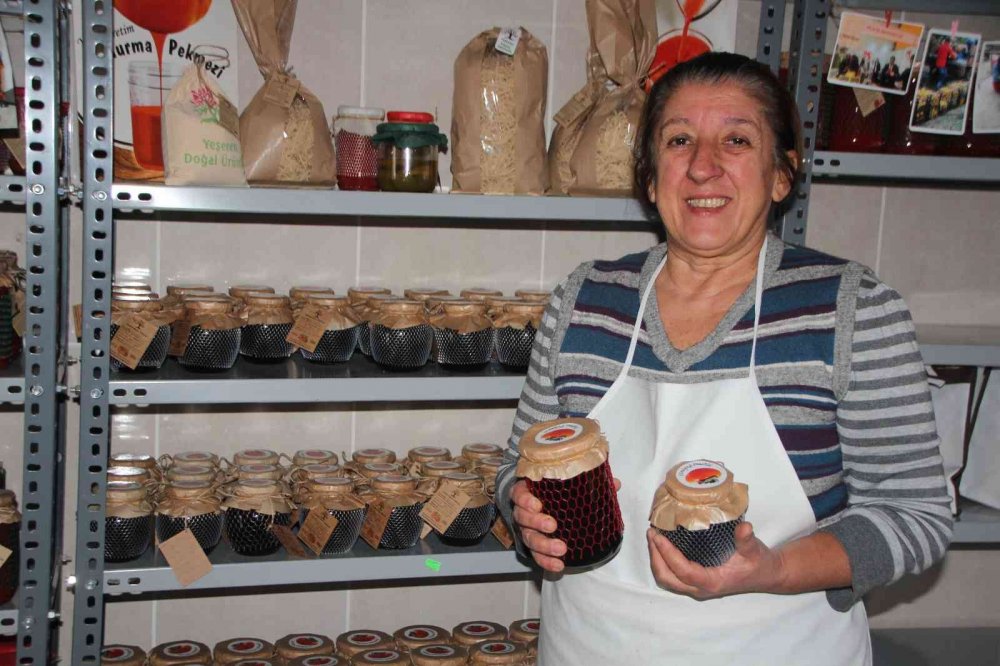 90 yıldır aynı yöntemle hurma pekmezi yapıyorlar