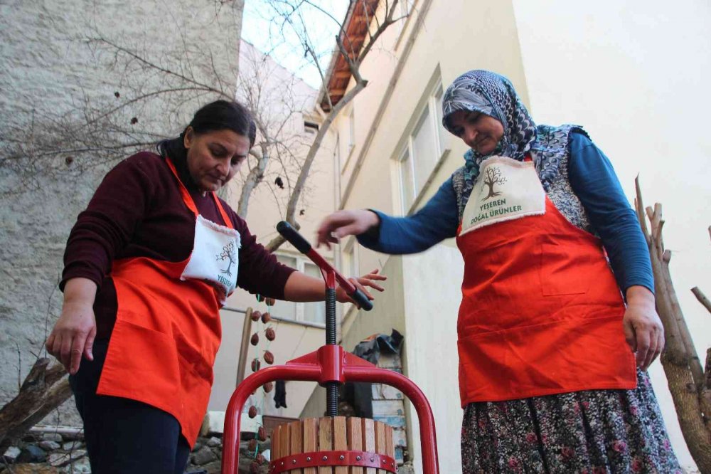 90 yıldır aynı yöntemle hurma pekmezi yapıyorlar