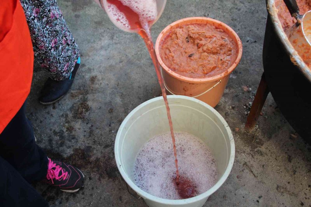 90 yıldır aynı yöntemle hurma pekmezi yapıyorlar