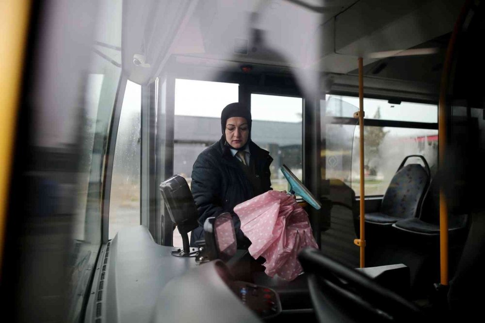 Bursa’nın kadın otobüs şoförü erkeklere taş çıkartıyor