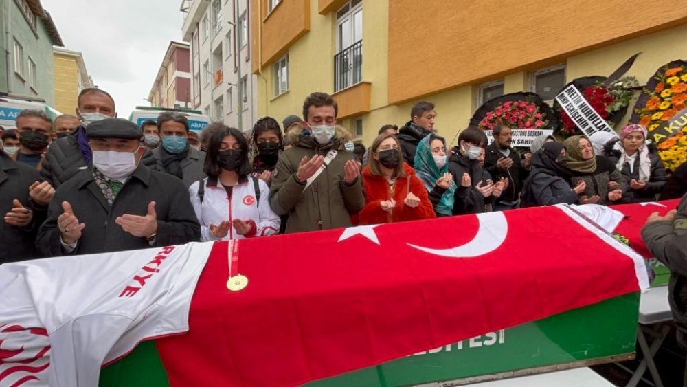 Feci kazada hayatını kaybedenler gözyaşlarıyla toprağa verildi