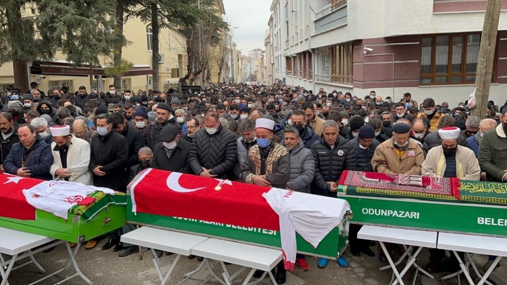 Feci kazada hayatını kaybedenler gözyaşlarıyla toprağa verildi