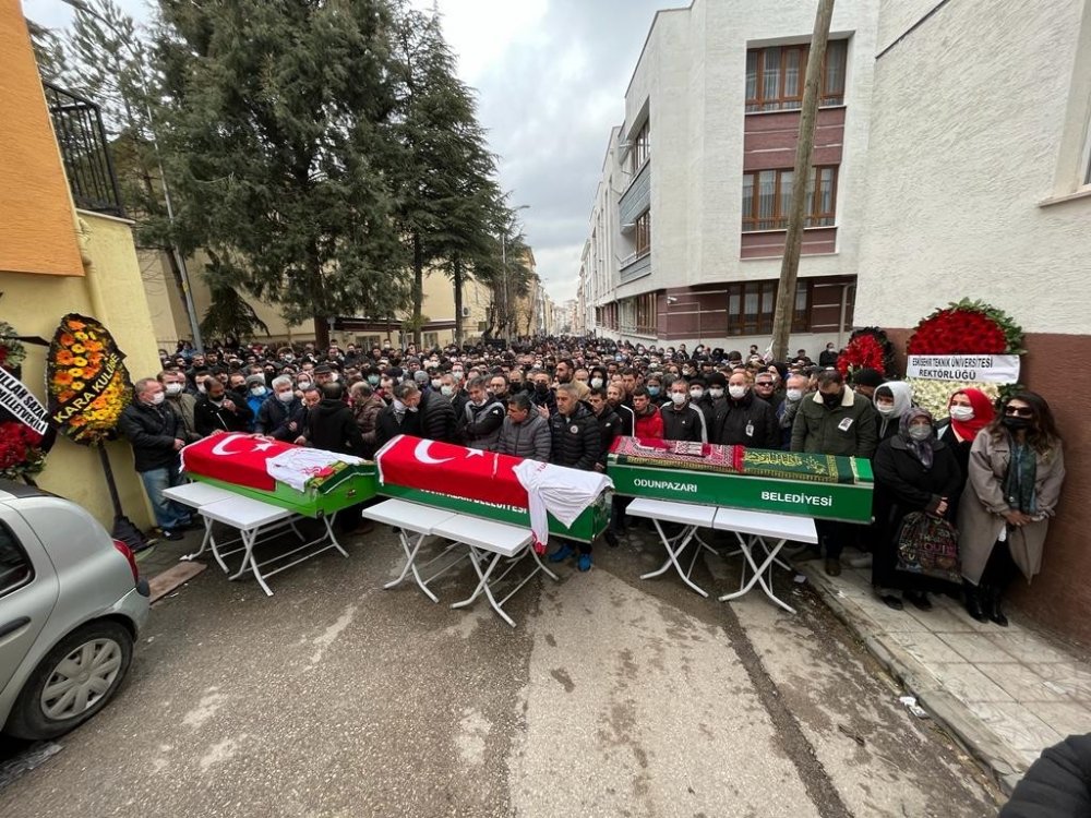 Feci kazada hayatını kaybedenler gözyaşlarıyla toprağa verildi